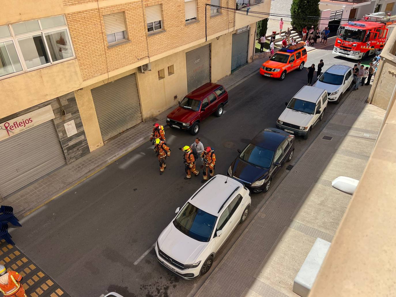 Los bomberos sofocan un incendio en un restaurante de Chiva