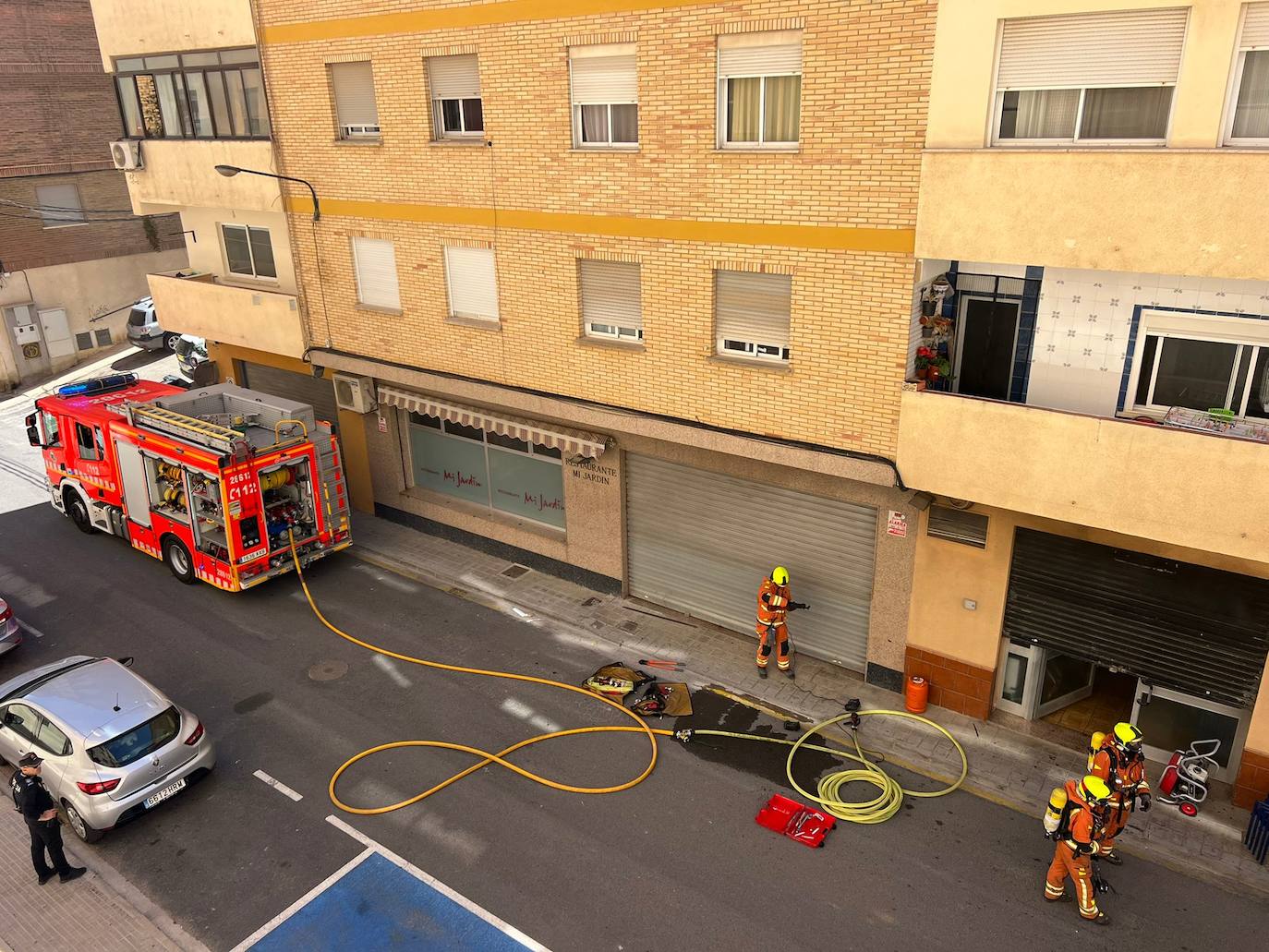 Los bomberos sofocan un incendio en un restaurante de Chiva