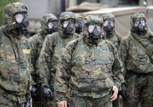 Personal del Regimiento NBQ de Valencia, durante unos ejercicios militares.