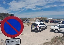 Un coche de Policía Local, en uno de los aparcamientos donde está prohibido estacionar por la noche.