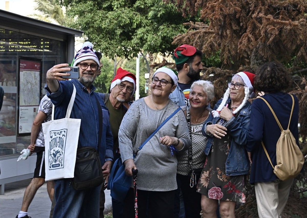 Imagen secundaria 1 - Asistentes al acto festivo y reivuindicativo en San Marcelino, junto al abeto seco que decoró la plaza de la Reina en Navidades.