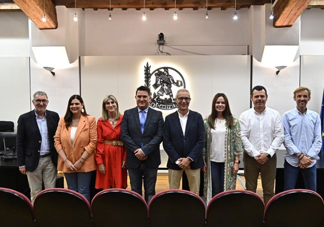 El concejal de Fallas, Santiago Ballester, con los componentes de la junta directiva.