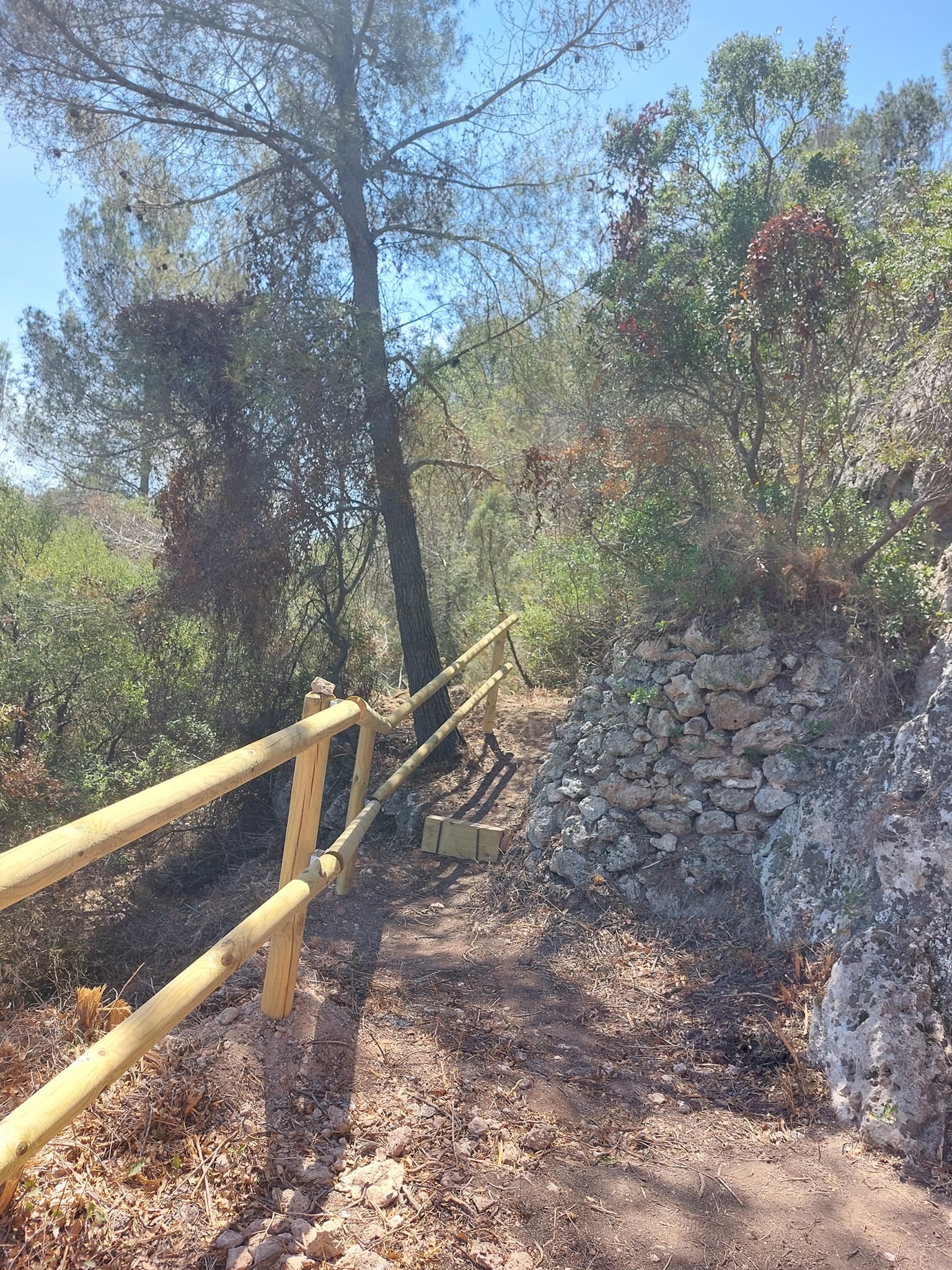 Senda de acceso a la cueva que ha sido acondicionada.