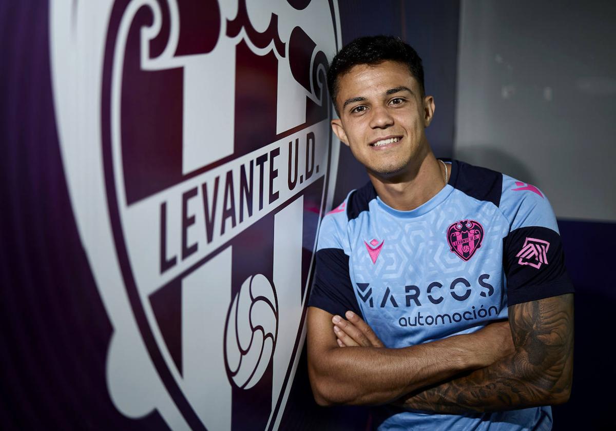 Roger Brugué, posando junto al escudo del Levante, en el interior del Ciutat de València.