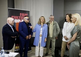 Paco Teruel, Chimo Bayo, Paula Lobet, Tonino Guitián, Cristina Moreno y Carmen Lorenzo, en la presentación de la ceremonia de los Premios Fam Cultura Pop-Eye.