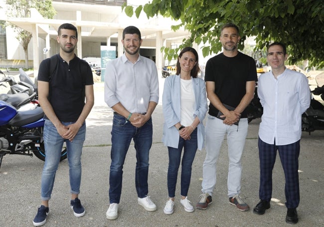 Valen Alcalà, Carles Esteve, Mª José García, Gerard Fullana y Ximo Perles ante el hospital.