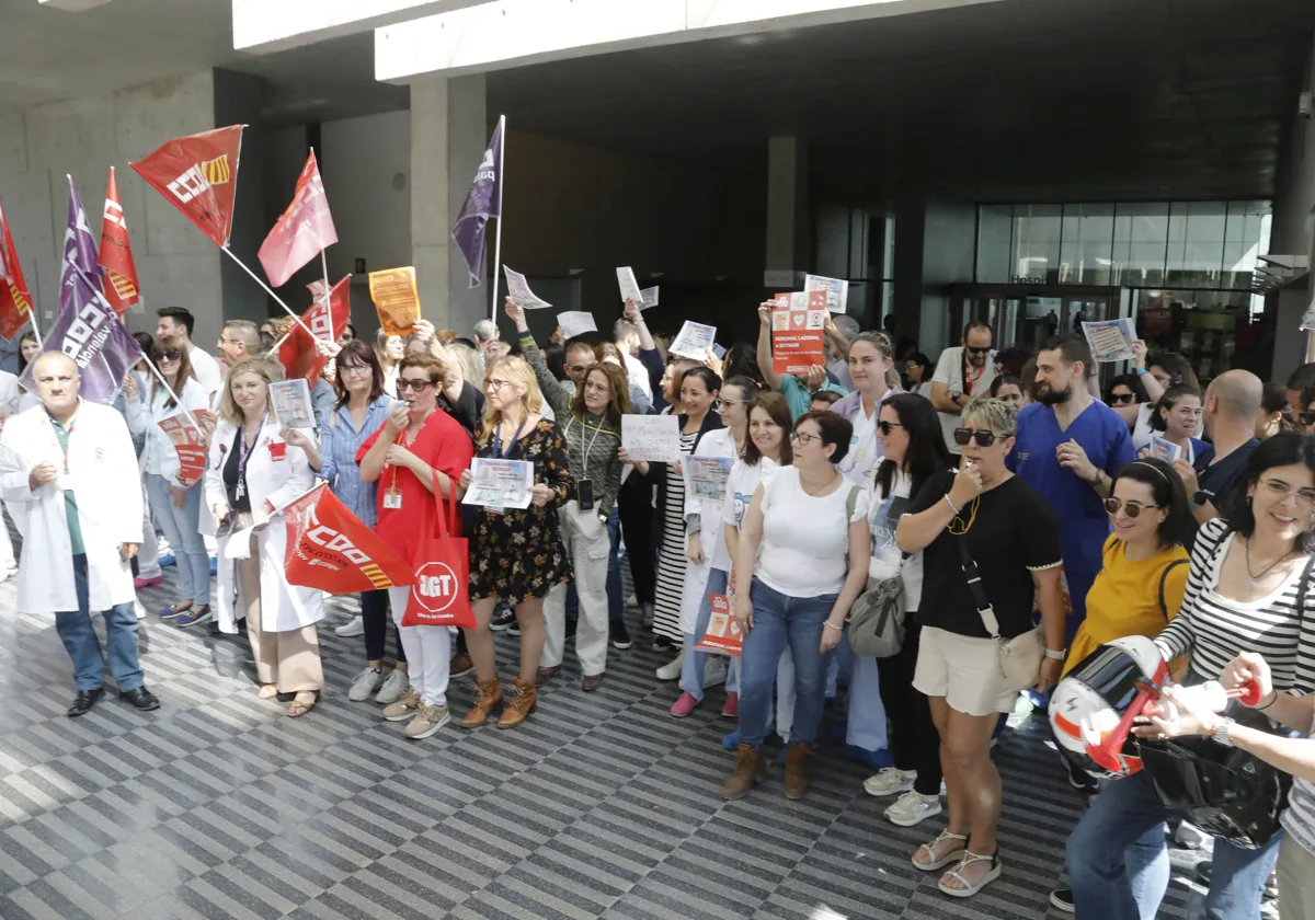 Trabajadores del Hospital de Dénia denuncian que llevan tres meses cobrando mal las nóminas