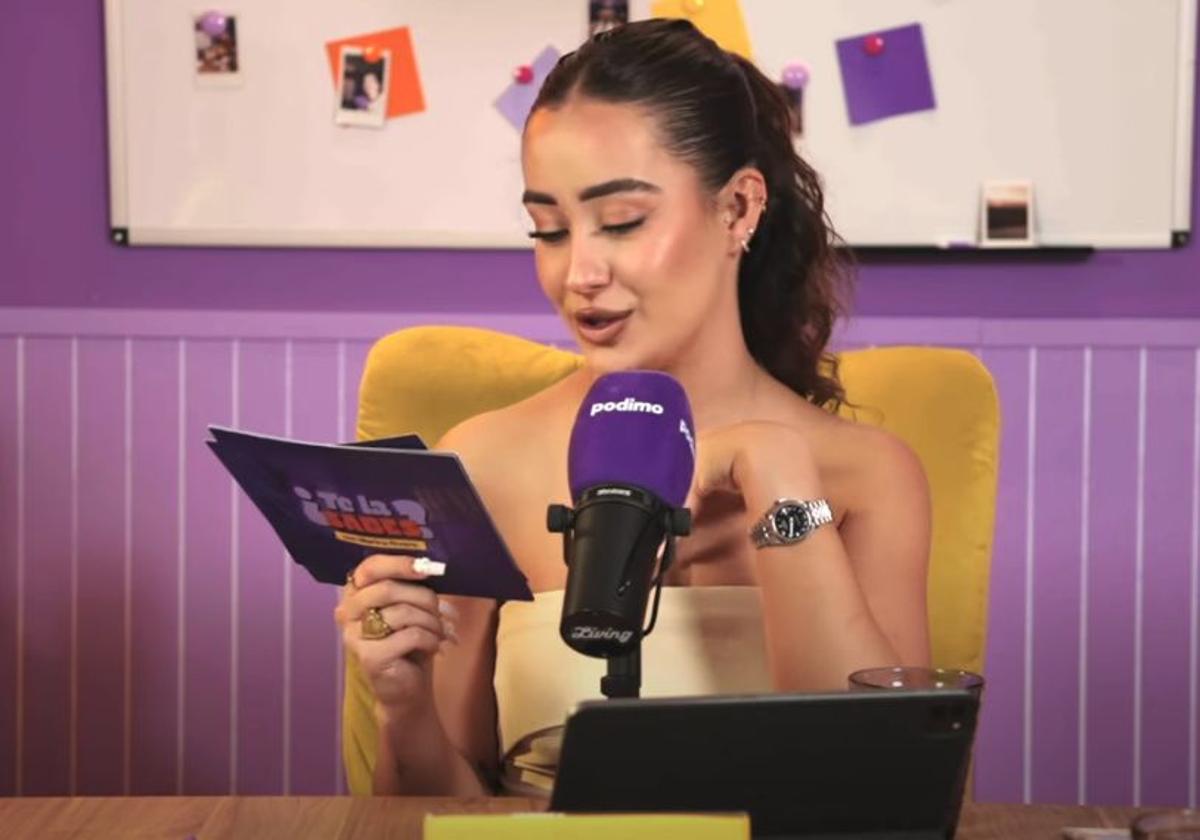 La influencer Marina Rivers en su podcast.