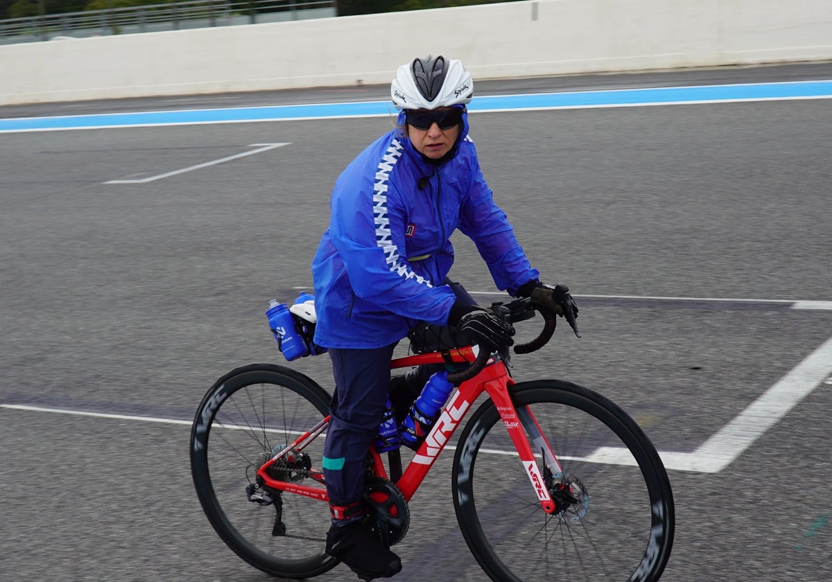 María José Silvestre, con el chubasquero de plástico con el que tuvo que acabar la carrera que ganó en Francia.