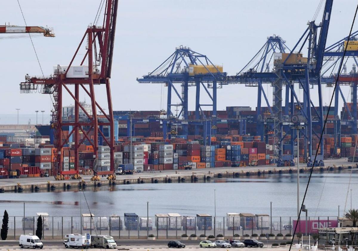 Contenedores en el puerto de Valencia, destino de la droga incautada. Imagen de archivo.