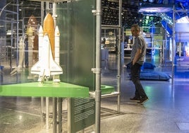 La exposición incluye objetos, fotografías e instalaciones que invitan a conocer el espacio.