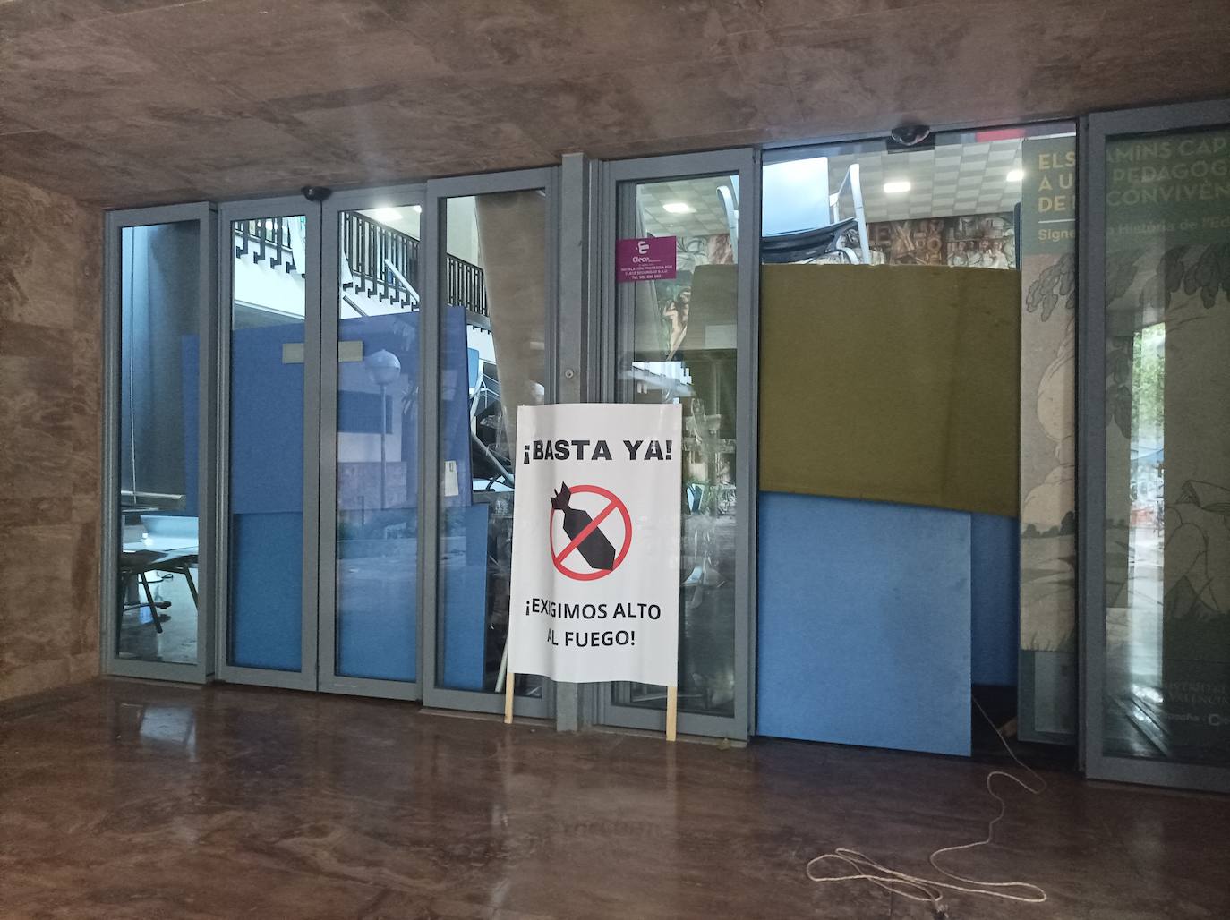 Fotos del atrincheramiento de estudiantes con barricadas en la Facultad de Filosofía de la Universitat de València