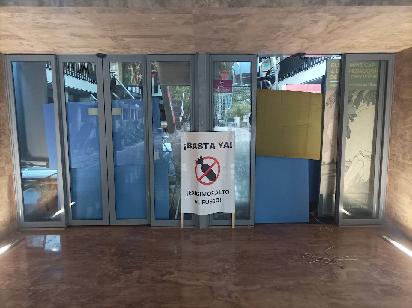 Fotos del atrincheramiento de estudiantes con barricadas en la Facultad de Filosofía de la Universitat de València