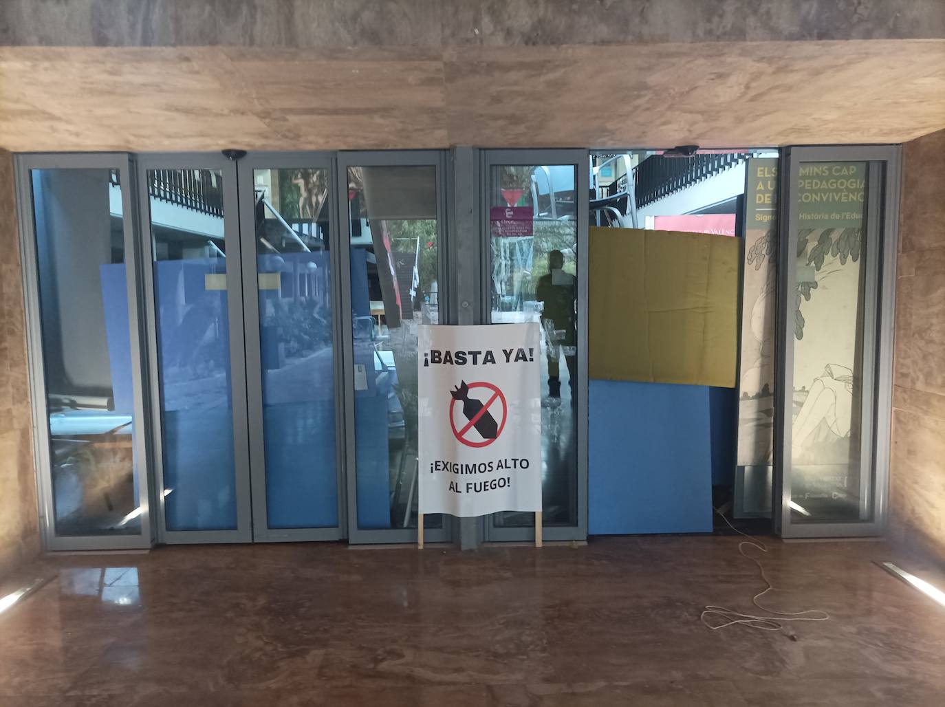 Fotos del atrincheramiento de estudiantes con barricadas en la Facultad de Filosofía de la Universitat de València