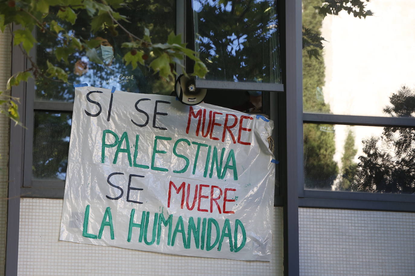 Fotos del atrincheramiento de estudiantes con barricadas en la Facultad de Filosofía de la Universitat de València