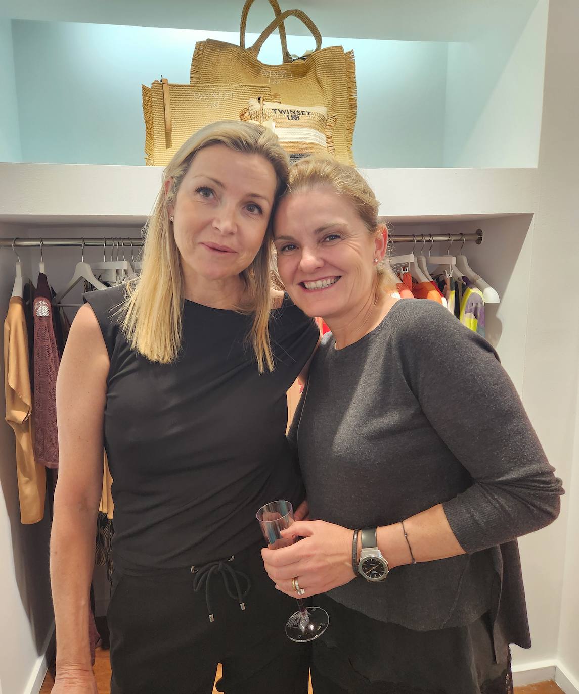 Las amigas que acompañan a María Horrach en su fiesta de aniversario