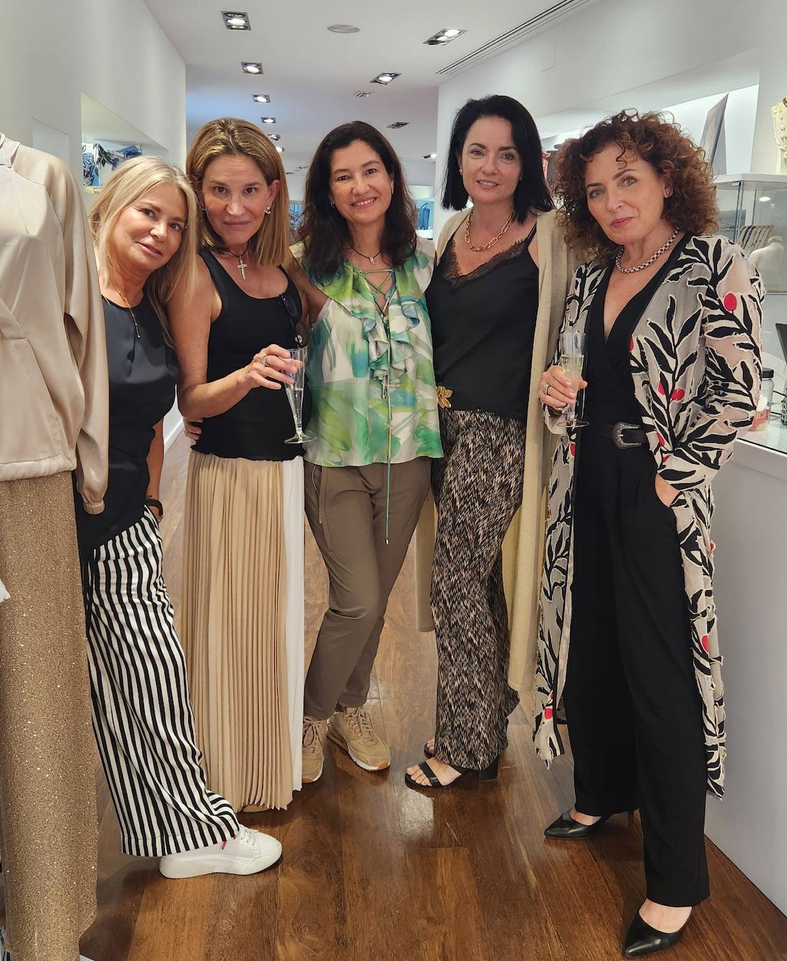 Las amigas que acompañan a María Horrach en su fiesta de aniversario