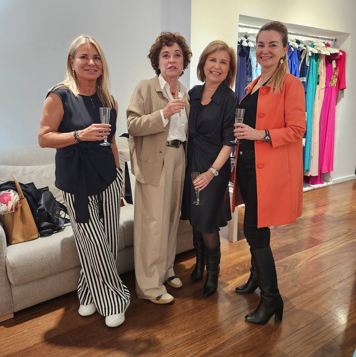 Las amigas que acompañan a María Horrach en su fiesta de aniversario