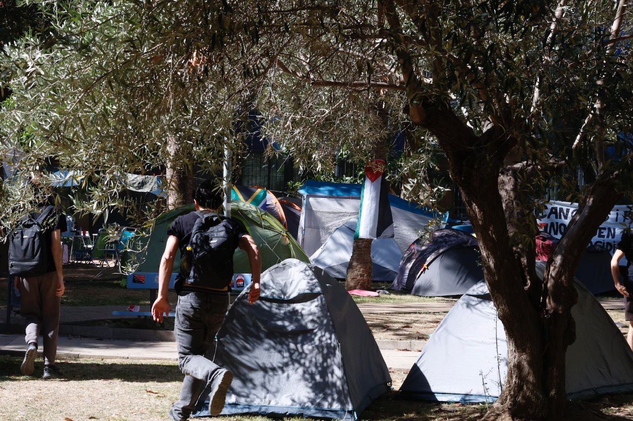 Fotos del atrincheramiento de estudiantes con barricadas en la Facultad de Filosofía de la Universitat de València