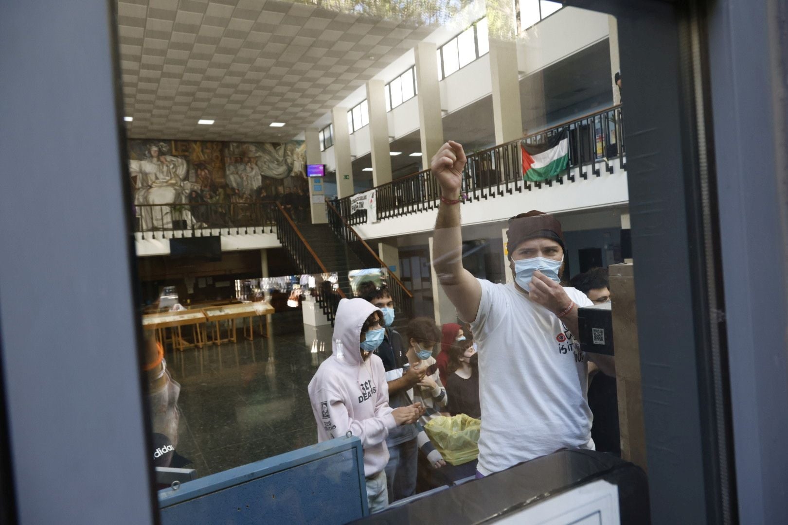 Fotos del atrincheramiento de estudiantes con barricadas en la Facultad de Filosofía de la Universitat de València