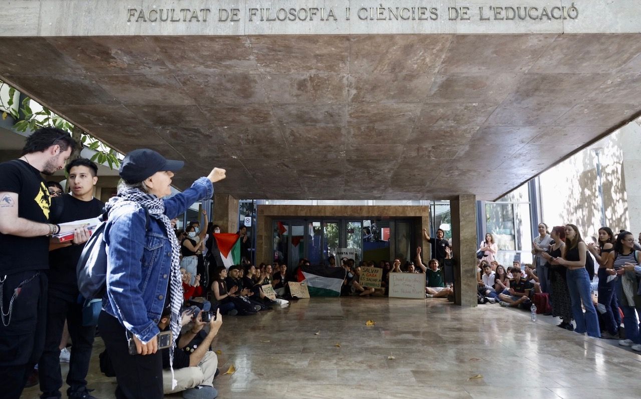 Fotos del atrincheramiento de estudiantes con barricadas en la Facultad de Filosofía de la Universitat de València