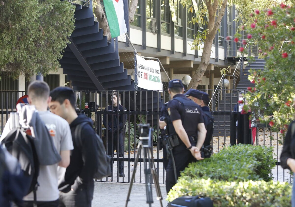 La Universitat no denunciará la ocupación ni pedirá su desalojo a las autoridades