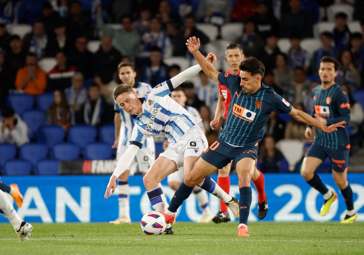 El centrocampista de la Real Sociedad, Beñat Turrientes, pelea un balón con André Almeida