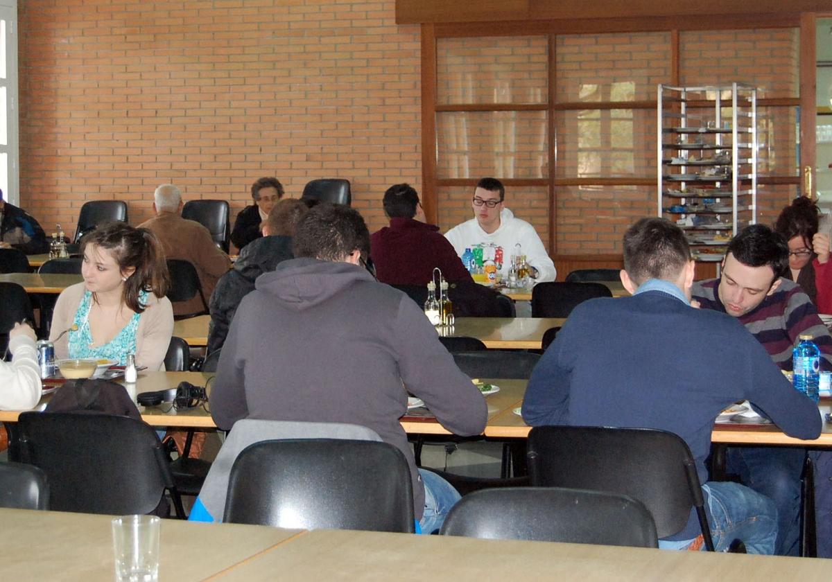 Universitarios de Almería en la cafetería.