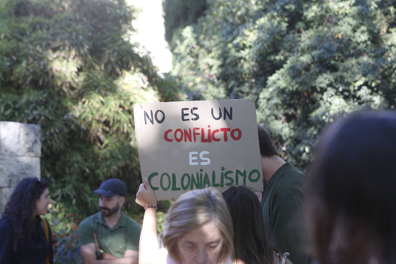 Fotos del atrincheramiento de estudiantes con barricadas en la Facultad de Filosofía de la Universitat de València