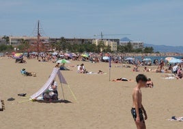 Ambiente de una de las playas de Dénia durante el puente de mayo.