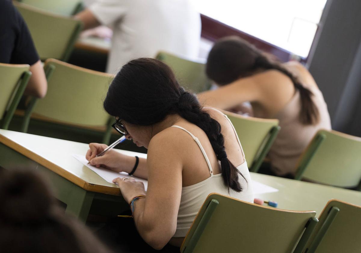 Una alumna en una clase de universidad. Imagen de archivo.