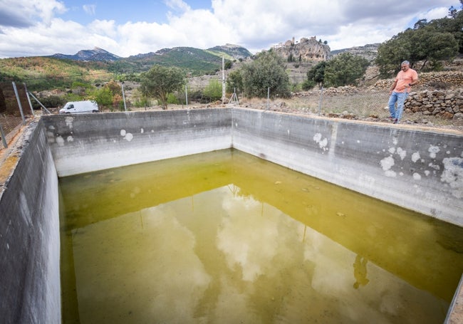 La balsa antiincendios apenas recoge agua de un metro de altura.