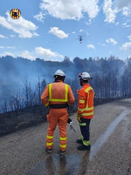 Bomberos trabajando en un incendio en Montroi.