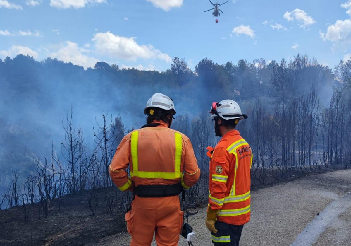 Bomberos trabajando en un incendio en Montroi.