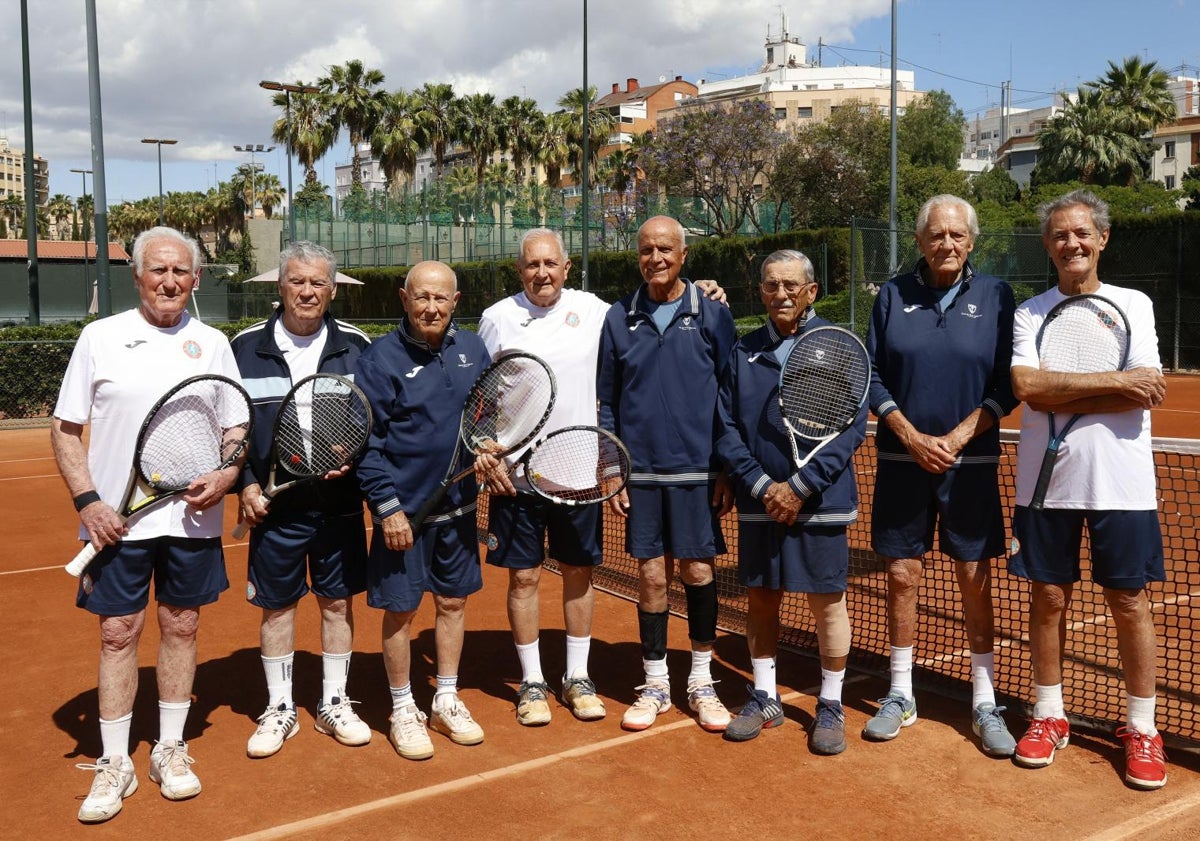Imagen principal - La presencia del integrante del Dúo Dinámico en el CT Chamartín ha sido el gran atractivo de la primera jornada del Campeonato de España de +85 en Valencia.
