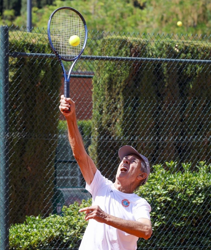 Imagen secundaria 2 - La presencia del integrante del Dúo Dinámico en el CT Chamartín ha sido el gran atractivo de la primera jornada del Campeonato de España de +85 en Valencia.