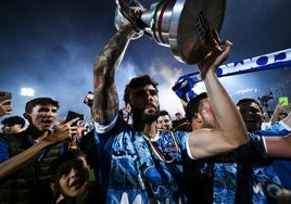 Cutrone, con el trofeo después de ascender a la Serie A.