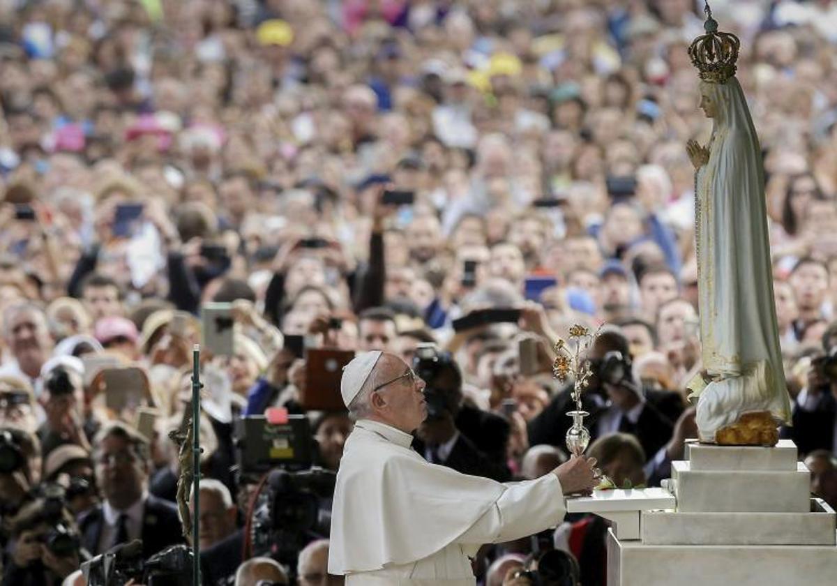 El papa Francisco reza en el interior de la capilla del santuario de Fátima, en una imagen de archivo.