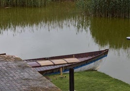 Una barca, en uno de los muelles del lago de la Albufera.