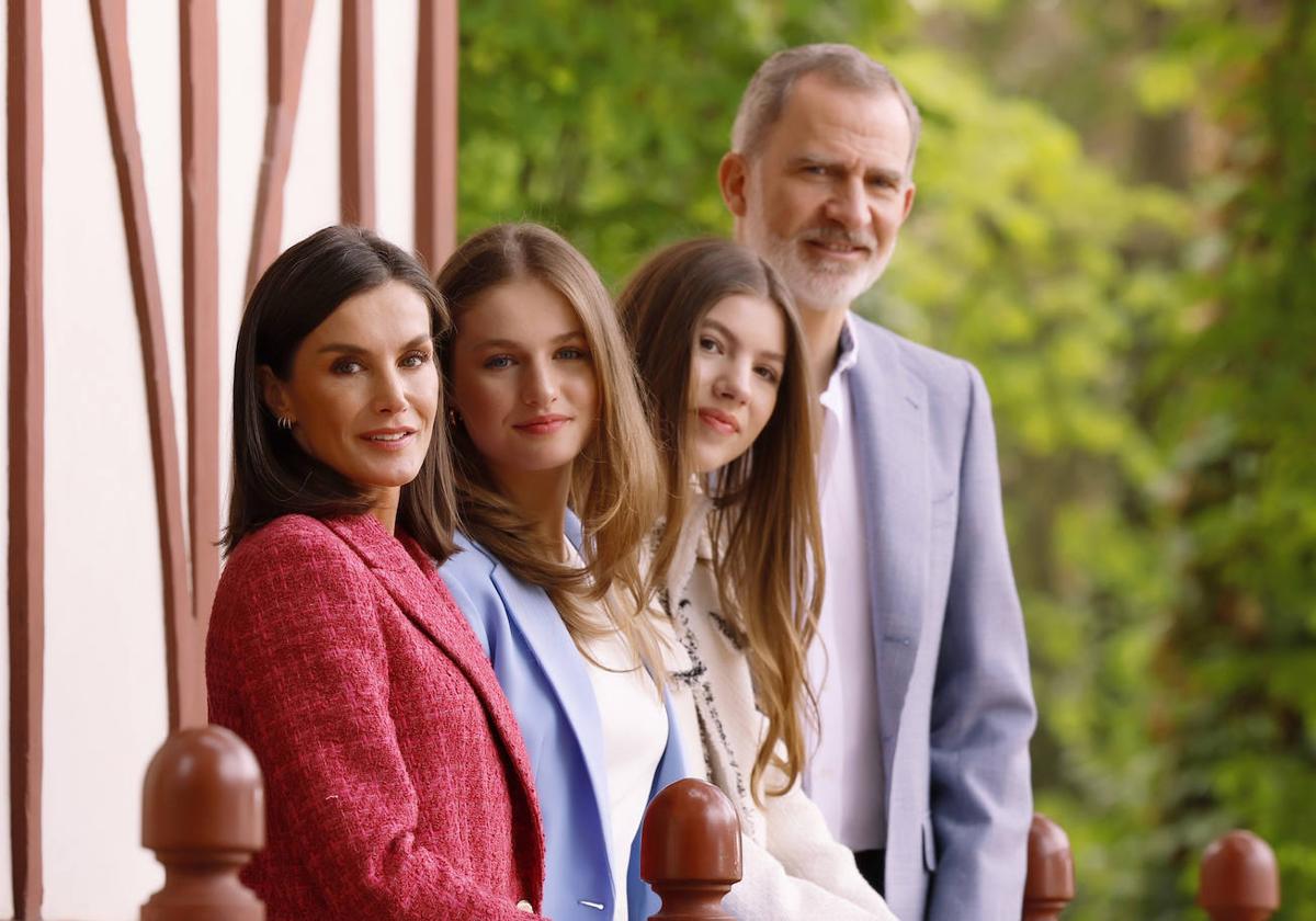 La Reina Letizia; la Princesa Leonor; la infanta Sofía y el Rey Felipe posan en los alrededores del Palacio Real