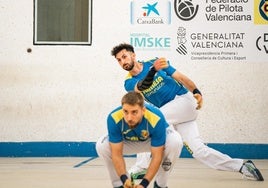 Marc golpea durante la final disputada en el trinquet de Vila-real.