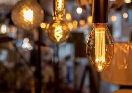 La luz es uno de los gastos que más preocupa a los consumidores.