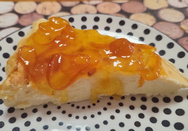 Impecable tarta de queso con confitura de kumquat.