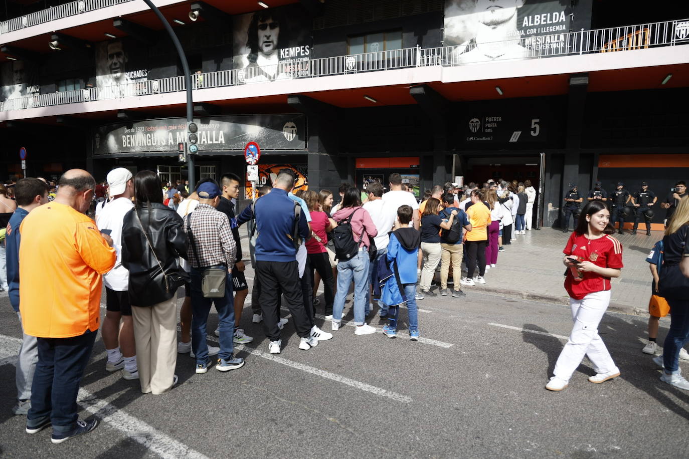 Ambiente en las puertas de Mestalla durante el Valencia-Girona