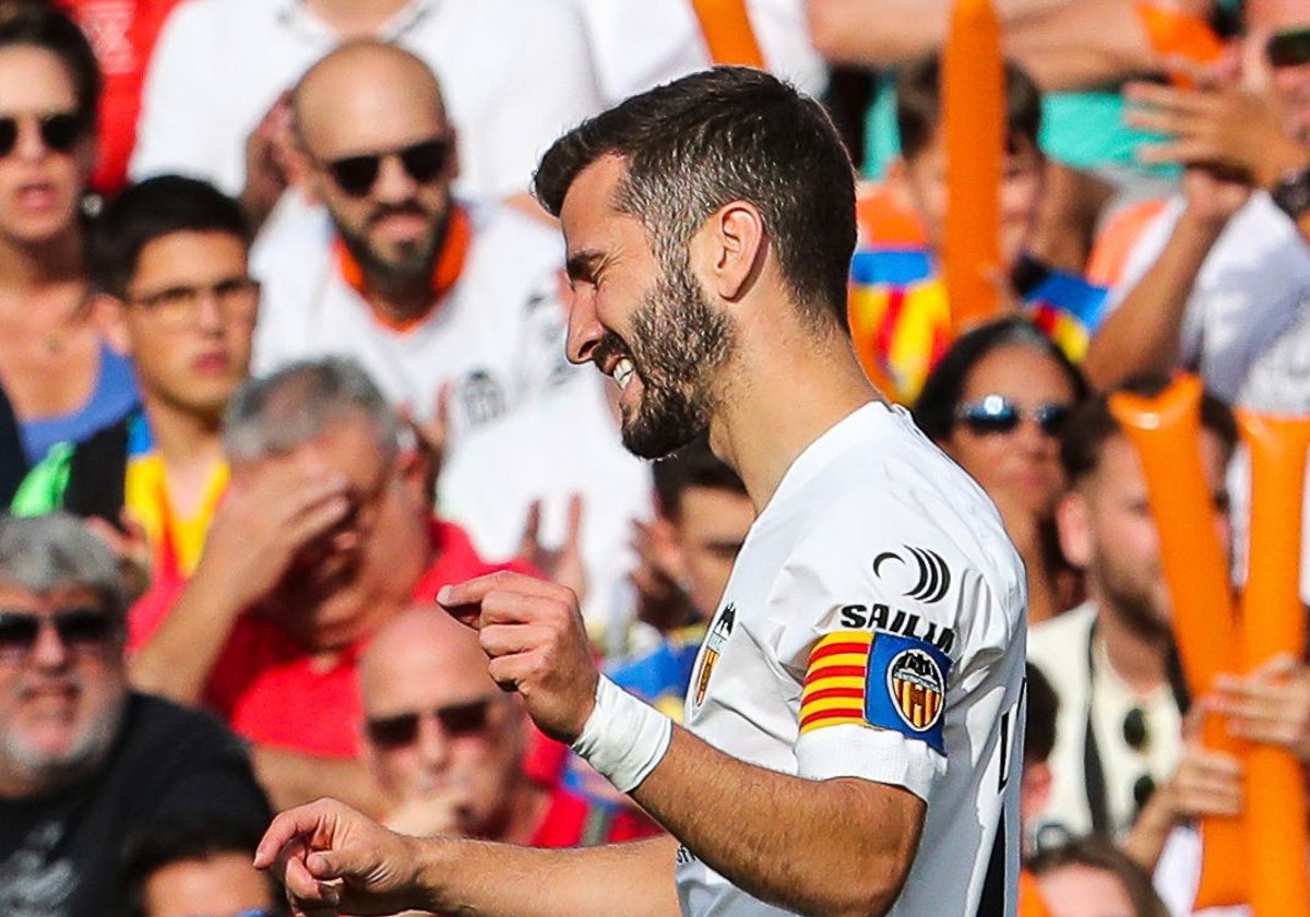 Gayà, durante un partido en Mestalla.