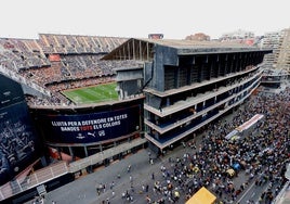 Imágenes de Mestalla y la afición en la Avenida de Suecia ante el Girona.