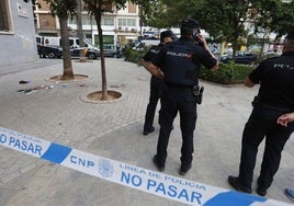 Agentes de la Policía Nacional, junto a la escena de un apuñalamiento en Valencia, en una imagen de archivo.