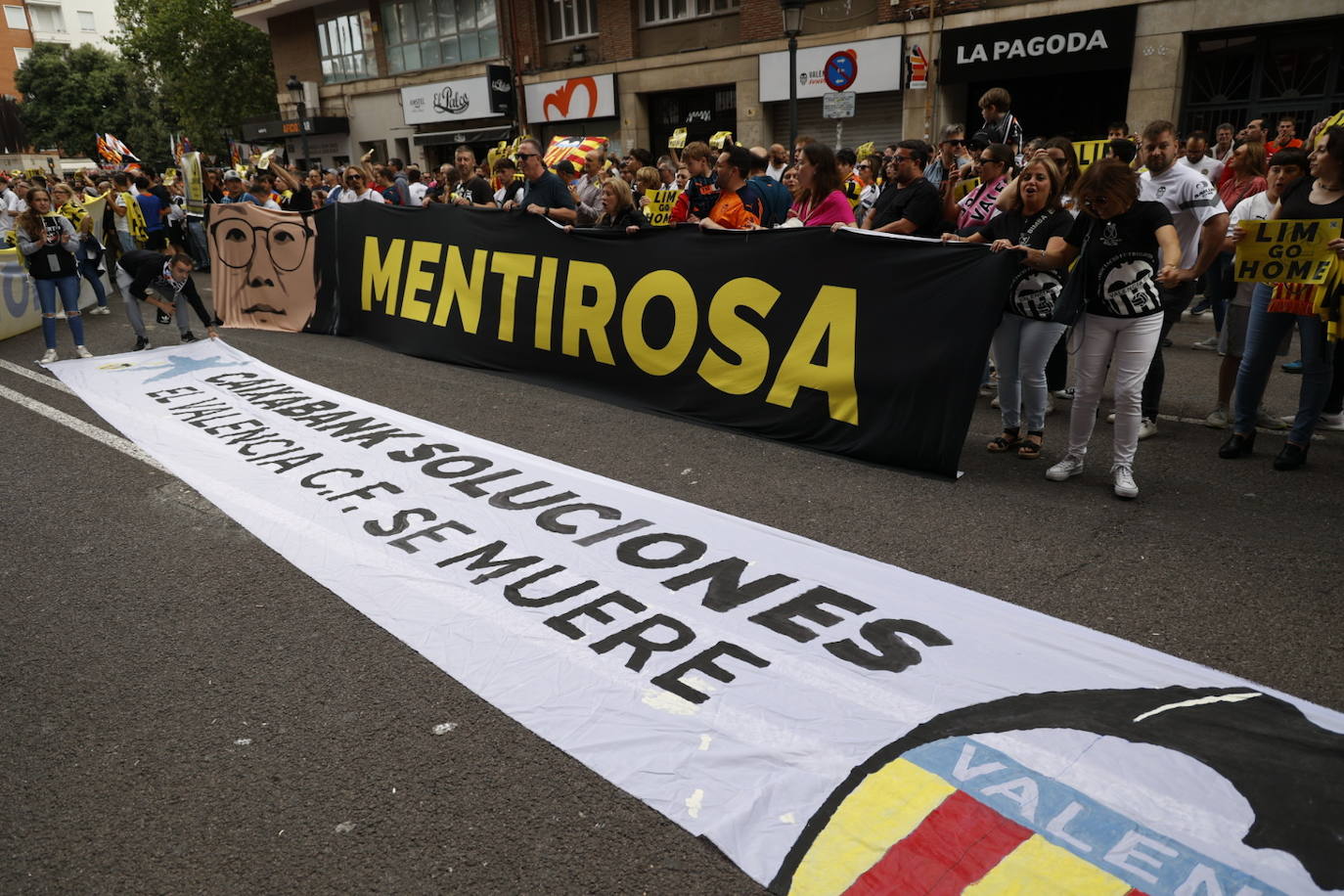 Ambiente en las puertas de Mestalla durante el Valencia-Girona