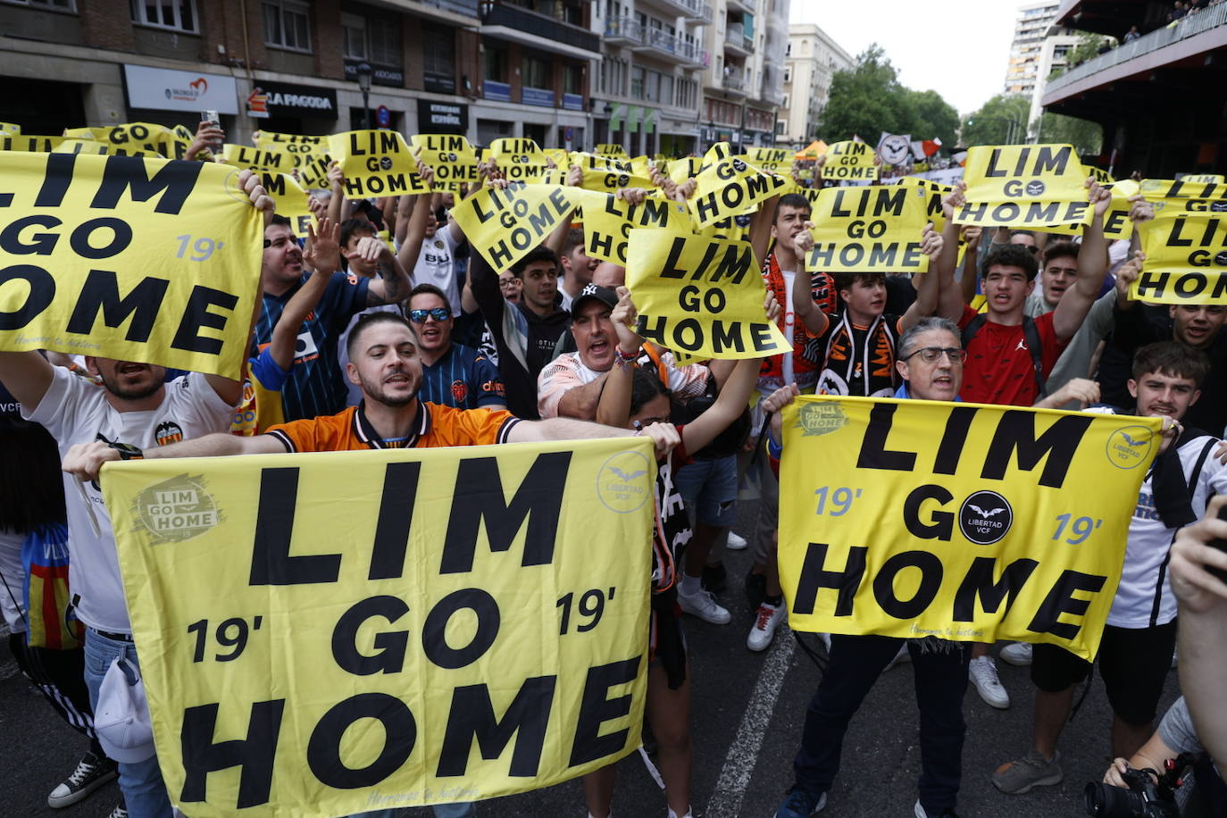 Ambiente en las puertas de Mestalla durante el Valencia-Girona