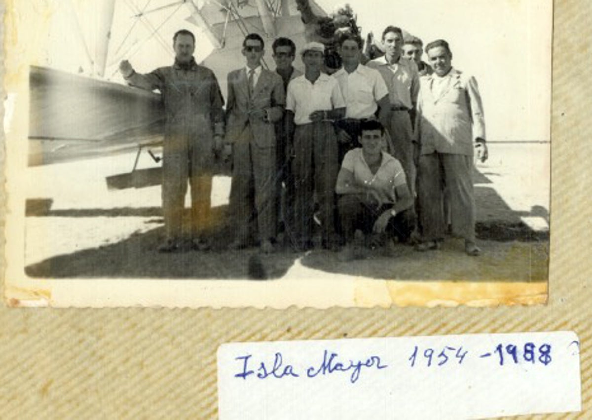 Imagen secundaria 1 - En la imagen superior, una cuadrilla de plantadores, garbero y trineo repartiendo las garbas; debajo de ella, una foto histórica: el primer tratamiento aéreo contra la pudenta. Entre las personas que aparecen en la fotografía se encuentran Pepe Hermano Asensi, Vicente y Antonio Ferri García y, a la derecha del todo, el secretario de la FAAE de Sevilla. Y sobre estas líneas, retrato de tres valencianas en bañador, entre arrozales: Vicenta Hermano Mateu, Rosarín Boix y Pepita 'Carallena'.